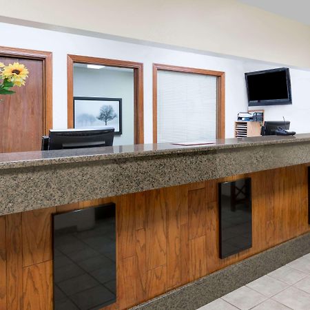 Days Inn & Suites By Wyndham Des Moines Airport Buitenkant foto