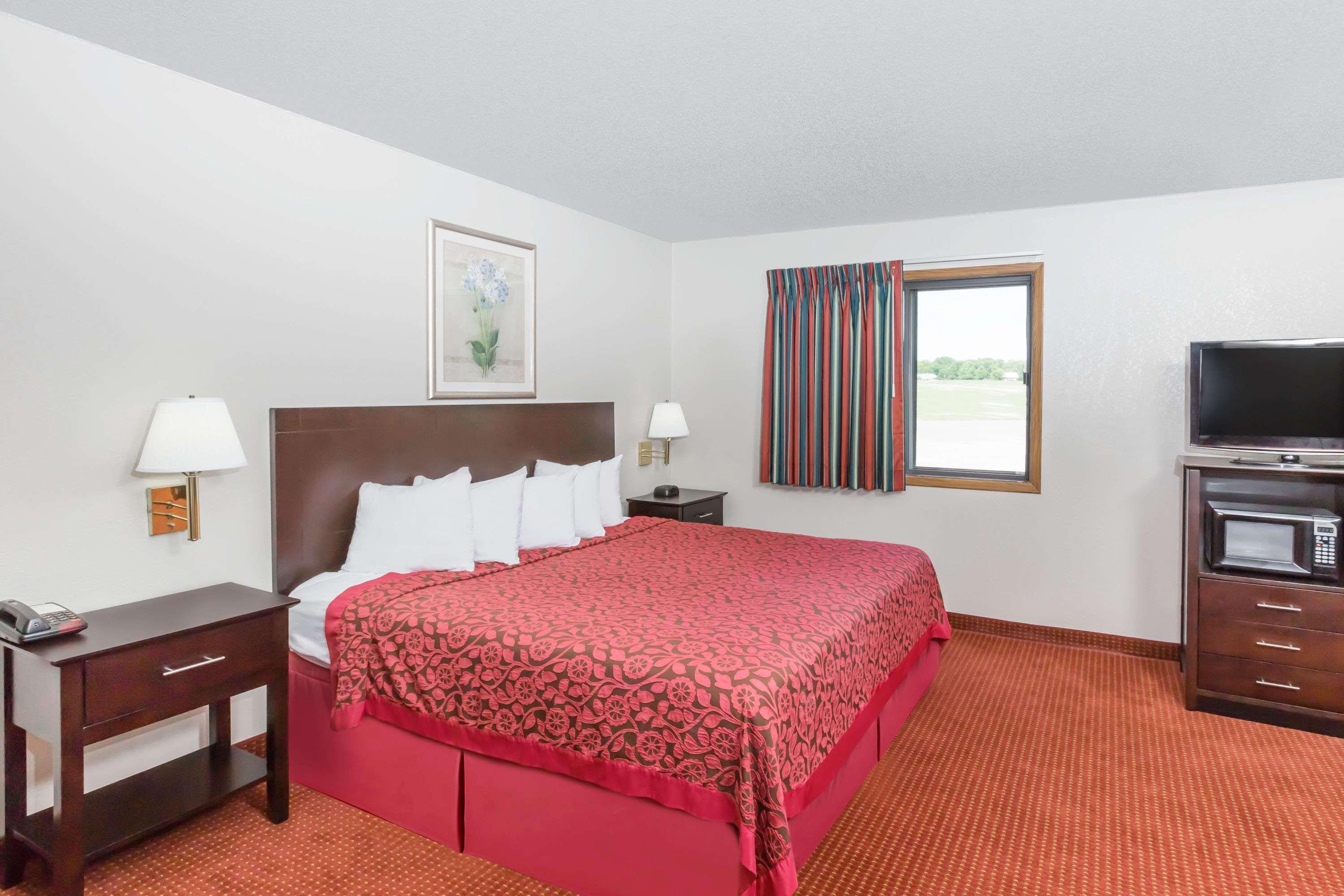 Days Inn & Suites By Wyndham Des Moines Airport Buitenkant foto