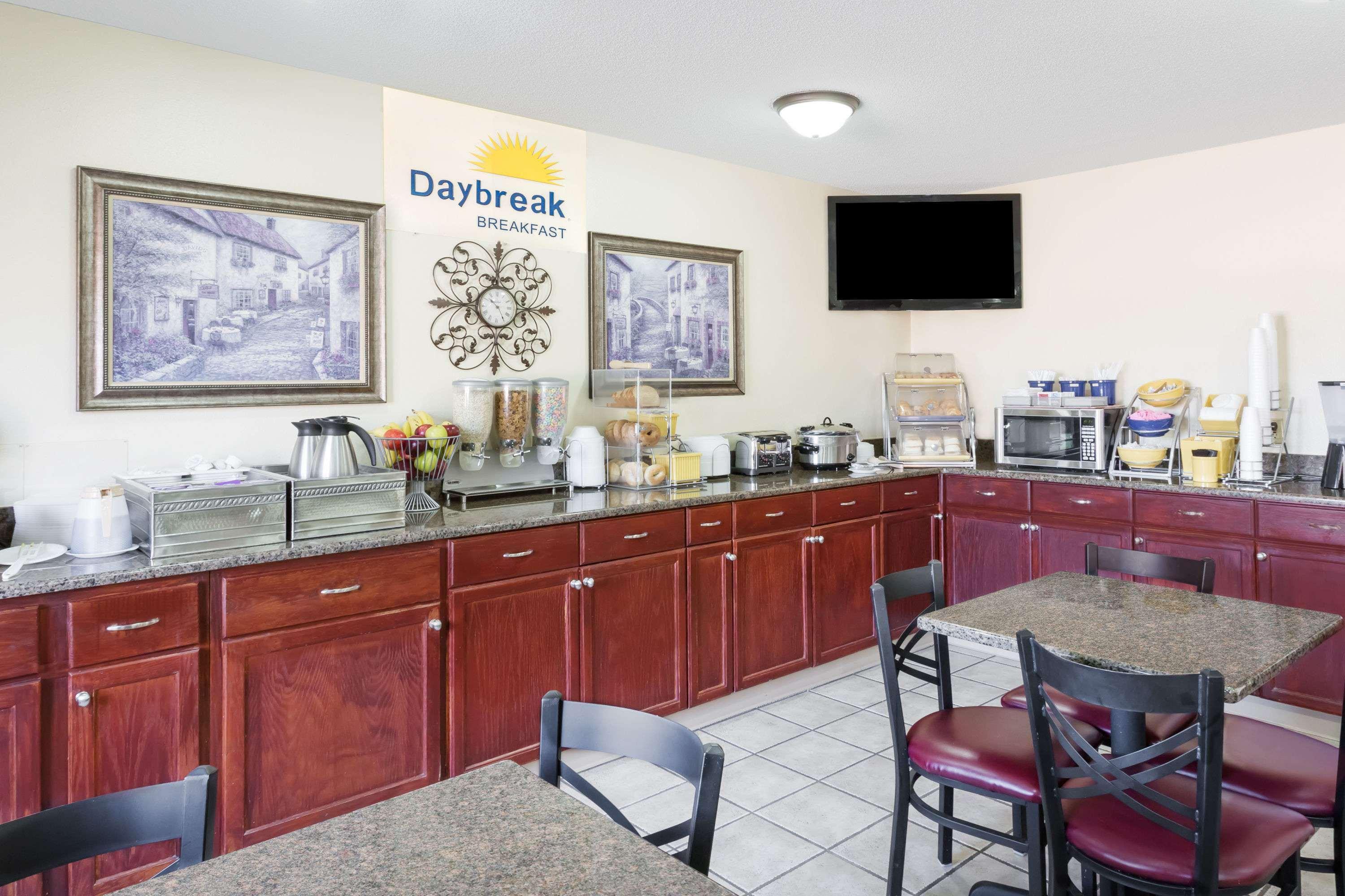 Days Inn & Suites By Wyndham Des Moines Airport Buitenkant foto