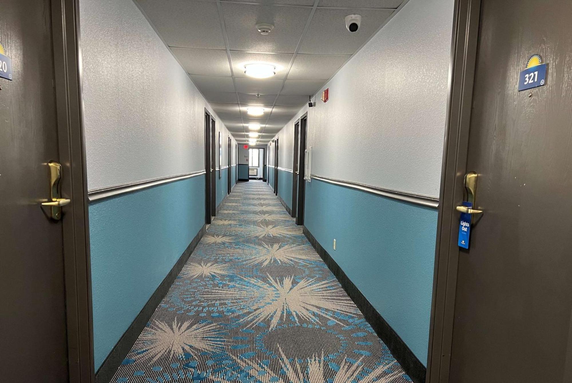 Days Inn & Suites By Wyndham Des Moines Airport Buitenkant foto
