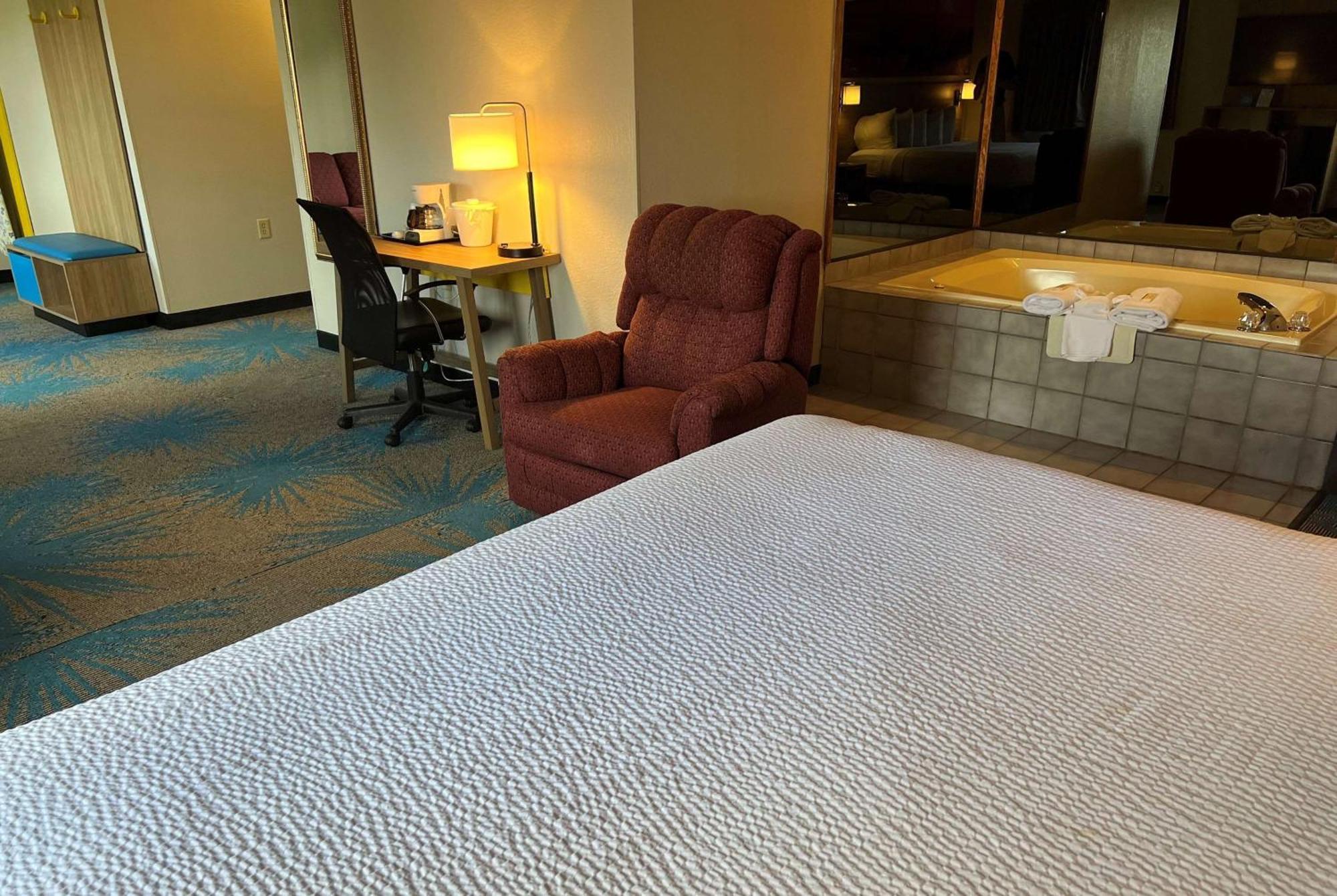Days Inn & Suites By Wyndham Des Moines Airport Buitenkant foto