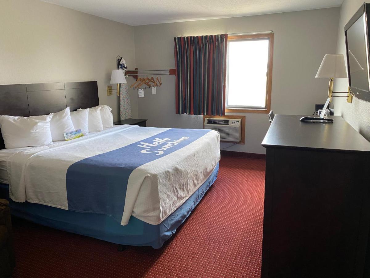 Days Inn & Suites By Wyndham Des Moines Airport Buitenkant foto