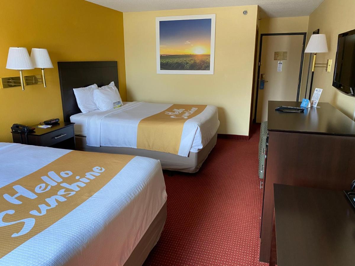 Days Inn & Suites By Wyndham Des Moines Airport Buitenkant foto