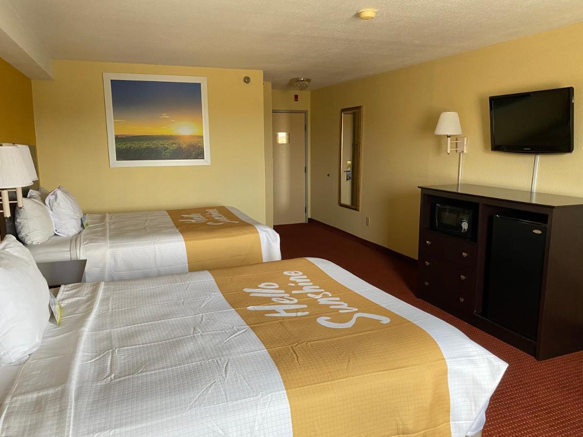 Days Inn & Suites By Wyndham Des Moines Airport Buitenkant foto